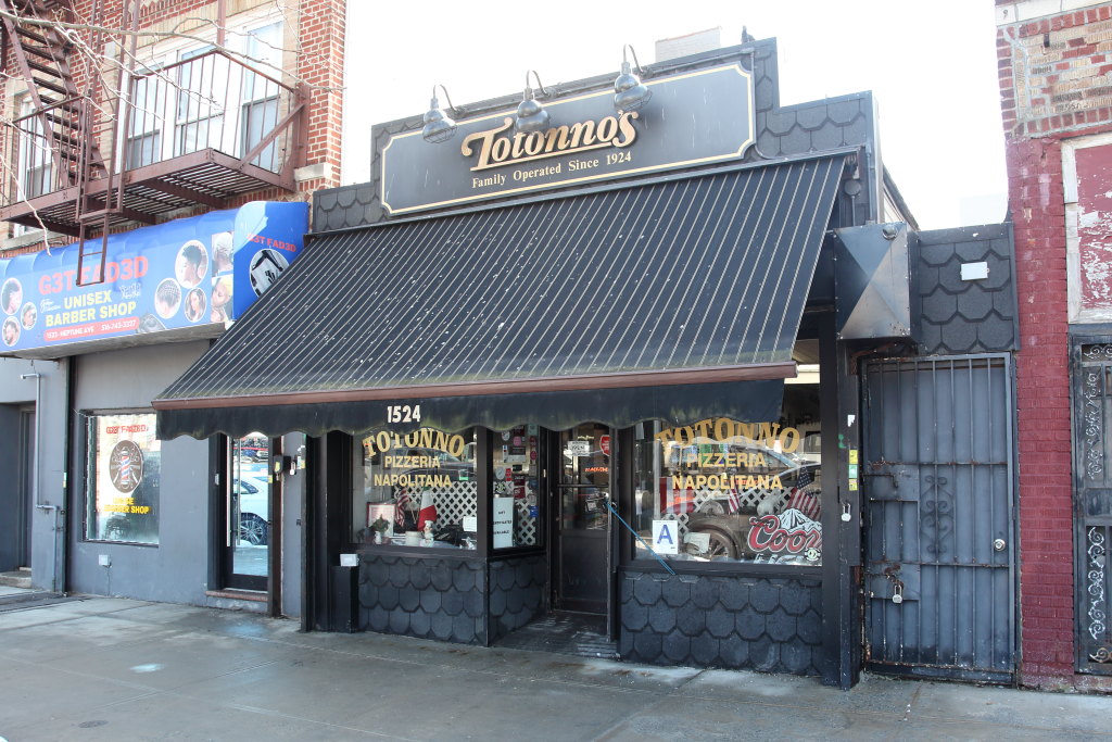 Totonno's in Brooklyn, California